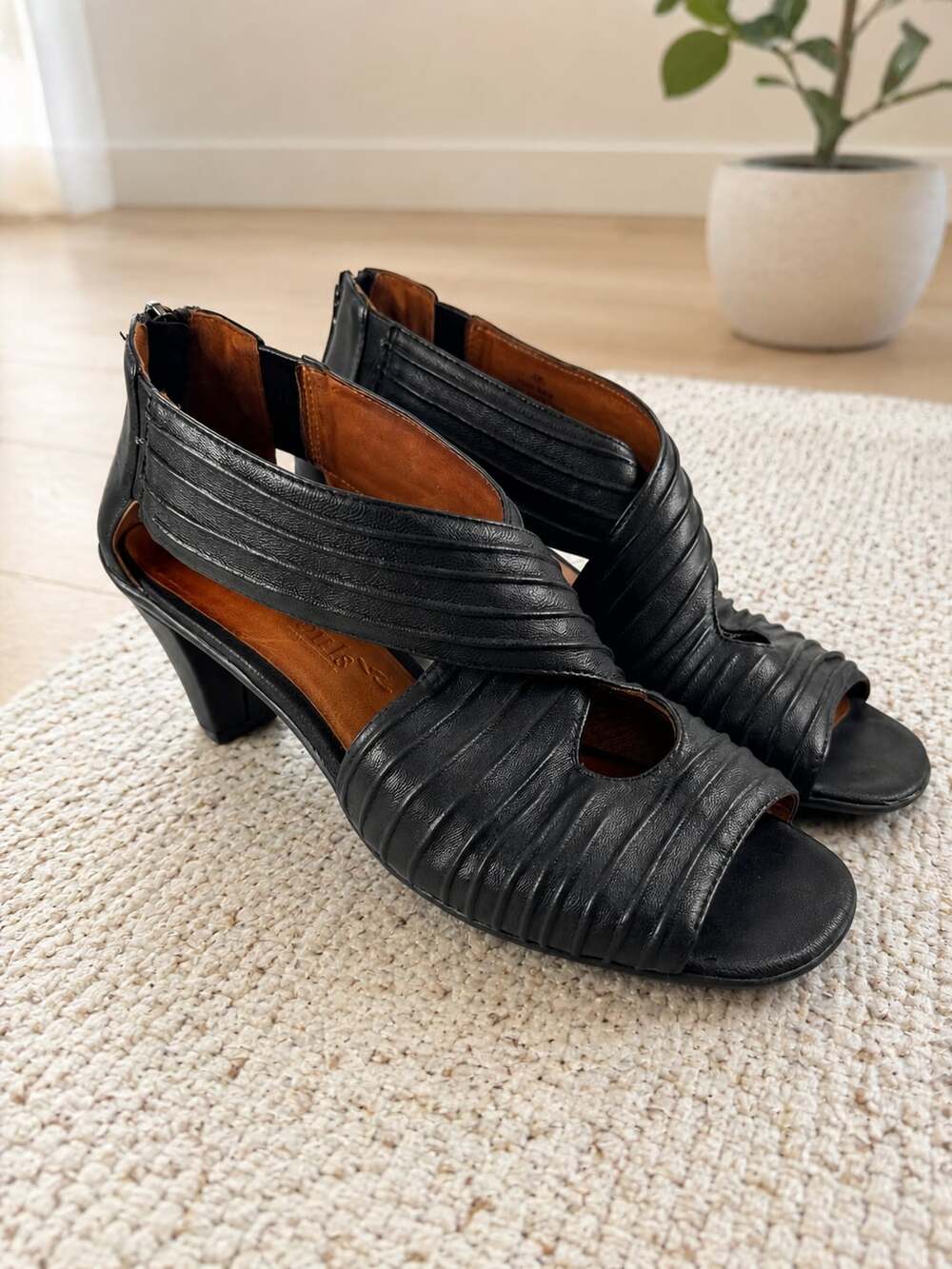 Gentle Souls Osaka Rama Black Leather Peep Toe Heeled Sandals Women’s 8M